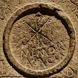 Detalj fra en alterstein som viser en forkortelse for navnet på Jesus Kristus, Nord-Afrika, ca. 4. århundre e.Kr.