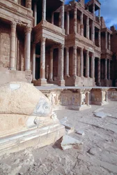 Delfiner, dekorasjon i proscenium, romersk teater, Sabratha (UNESCOs verdensarvliste