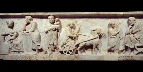 Fragment av sarkofagen til Marcus Cornelius Statius, omkring 150 e.Kr. - Antikkens Roma: Forsiden av en romersk sarkofag. Scene fra et barns liv, fra fødsel til læring. Paris, Musée du Louvre