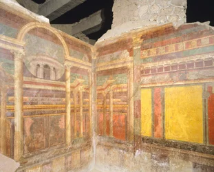 Fresker i andre pompeianske stil med illusjonsarkitektur, fra et rom i Mysterienes villa, Pompeii, Campania, romersk sivilisasjon