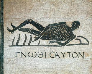 Gnothi seauton (Kjenn deg selv memento mori i mosaikk fra utgravninger i klosteret St. Gregory i Roma, med det greske mottoet 3. århundre f.Kr.) Museo Nazionale Romano (o delle Terme) Roma