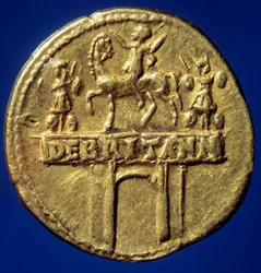 Gullmyntbue som representerer triumfbuen til keiser Claude I (10-54) (Tiberius Claudius Nero Drusus eller Germanicus) som minner om hans seire i Bretagne”” Paris, B.N.