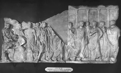 Haruspice konsulterer innvollene til en okse og en prosesjon av senatorer utenfor Jupiter-tempelet (marmor) (for detaljer se 261377 og 261378)