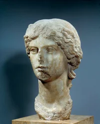 Leder av Agrippa den eldste, kone til Germanicus, barnebarn til Augustus, datter av Agrippa og Julie og mor til caligula. Marmor skulptur. Søn 0,44 m. Realisert rundt 37-41 e.Kr. Paris, Louvre-museet