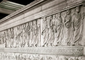 Imperial Cortege of Emperor Augustus - Lavt nordlig marmorrelieff av Ara Pacis Augustae, bygget av den romerske keiseren Augustae mellom 13 og 9 f.Kr. på Champ de Mars (Mars-feltet) i Roma for å minnes freden etter krigene i imperiet agai