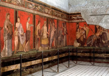 Innvielse i Dionysos-kulten: En ung mann blir innviet i kulten, leser ritualet, og en liten gutt gir et offer. 1. århundre f.Kr. Freske fra Mysterienes villa i Pompeii, Italia