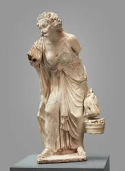 Marmorstatue av en gammel kvinne