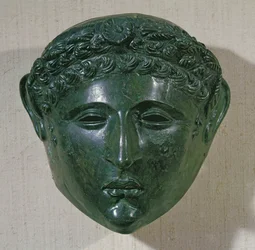 Maske fra en paradehjelm, fra Hirchova, Romania (bronse)