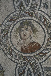 Mosaikk av de fire årstider, House of Dionysos, detalj, hode (mosaikk)