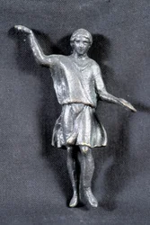 Offrande statuett i bronse, koll. privat, 2. århundre. Antagelig av pilegrimene ved Mars-tempelet.