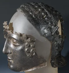 Paradehjelm og ansiktsmaske, fra det romerske stedet i Newstead, Melrose, sent på 1. århundre e.Kr. (jern)