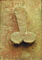 Plakett med fallos omgitt av latinske innskrifter «Hic habitat felicitas»