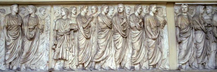 Presteprosesjon, nordveggen på Ara Pacis (marmor)