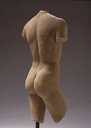 Sett bakfra av en naken ungdom (marmor) (se også 158546)