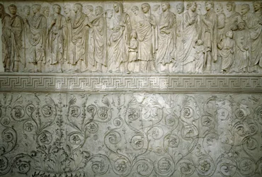 Romersk kunst: "" Imperial cortege of Emperor Augustus""" Lavt nordrelieff i marmor av Ara Pacis Augustae bygget av den romerske keiseren Augustae mellom 13 og 9 f.Kr. på Champ de Mars (Campo de Marte) i Roma for å minnes freden etter krigene i