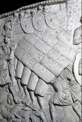 Romersk kunst: "" angrep på romerne under den første krigen"" Form fra 1862 som gjengir basrelieffene av søylen til Trajan (søylen Trajane) (Colonna Traiana) i Roma bygget under keiser Trajans regjeringstid (53-117) (lav lettelse)