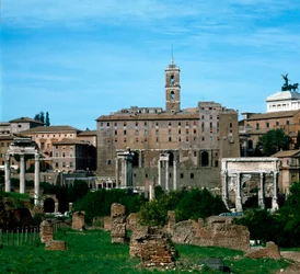 Forum Romanum: panoramautsikt med i bakgrunnen Taburaliet bruker som arkiv (79 f.Kr.). Roma