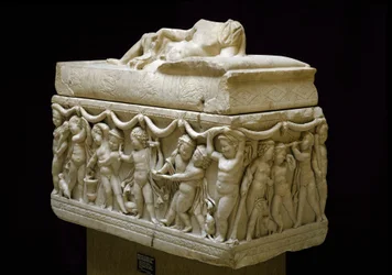 Romersk antikk: marmorsarkofag dekorerer på sidene relieffer av barnefigurer (cupid). Fra nekropolisen Isola sacra i Ostia. 120-140 e.Kr. Dim. 124 cm Museo Ostiense, Ostia