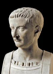 Romersk kunst: marmorbyste av Tiberius (Tiberius Claudius Nero, 42 f.Kr.-37 e.Kr.), romersk keiser. Fra Herculaneum. 1. århundre e.Kr. Napoli, Museo Archeologico Nazionale