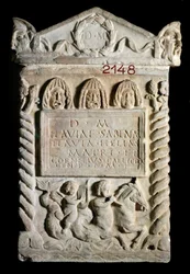 Romersk kunst: cinerary urne i Paris-marmor av Flavia Sabina, tilbudt av datteren og svigersønnen. 2. århundre etter JC. fra Roma. Museet Louvre