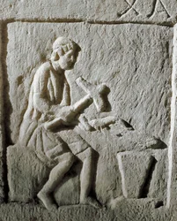 Romersk kunst: detalj av en stele som viser en smed som slår metall på en ambolt. Fra Konstantinopel. 1. århundre f.Kr. Istanbul, arkeologisk museum