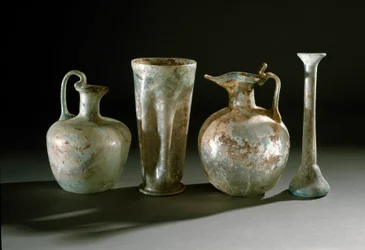 Romersk kunst: mugger, kanner og glassvaser fra Pompeii. 1. århundre. Museo Archeologico Nazionale, Napoli