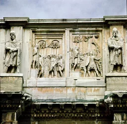 Romersk kunst: lavt marmorrelieff som viser utdelingen av støtte til folket (til venstre) og en barbarisk leders overgivelse (til høyre). 312-315 e.Kr. Konstantinbuen, Roma