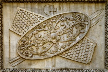 Romersk kunst: lavt relieff dekorerer et skjold og våpen fra Temple of the Divine Hadrian. 145 e.Kr. Roma, Museo dei Conservatori