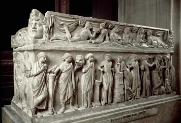 Romersk kunst: marmorsarkofag dekorerer strømper som viser musene og en bankettscene. Fra Ostia. 120-130 e.Kr. Paris, Louvre-museet