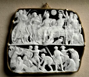 Romersk kunst: onyx cameo laget av billedhuggeren Dioscuride (eller Dioscorides) på to nivåer. På toppen ønsker keiser Augustus (63 f.Kr.-14 e.Kr.), omgitt av mytologiske guder, sin etterfølger Tibere (42 f.Kr. - 37 e.Kr.) velkommen. Fra venstre til høyre 