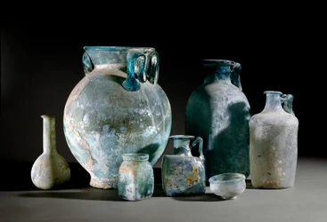 Romersk kunst: krukker, karafler, kopper, vaser og glassbegre fra Pompeii. 1. århundre. Museo Archeologico Nazionale, Napoli