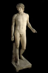 Romersk kunst: fremstilling av Antinous (Antinoos eller Antinoo) (ca. 110-130 e.Kr.), Farnese, den romerske keiseren Hadrians unge elsker. Marmorskulptur. 130-138 e.Kr. Mål: 203 cm. Det arkeologiske museet i Napoli.