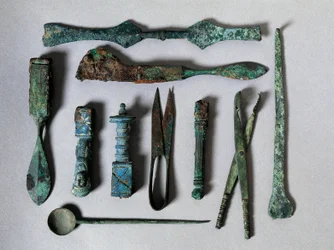 Romersk kunst: sett med kirurgiske instrumenter fra Kirurgens hus i Pompeii. 1. århundre f.Kr. Napoli, Museo Archeologico Nazionale