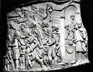 Offerscene, en rollebesetning hentet fra Trajans søyle, AD 113 (gips) (s/hvitt-bilde)