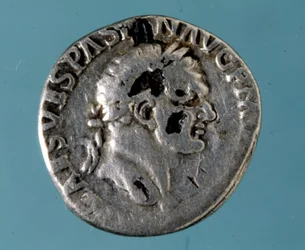 Sølvmynt med avbildning av den romerske keiseren Vespasian (9 - 79)