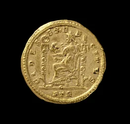 Solidus (revers) av Konstantin I, den store (306 e.Kr.-337 e.Kr.) som viser Fides sittende til venstre på tronen. Innskrift: FIDES EXERCITVS (gull) (for forside se 119150)
