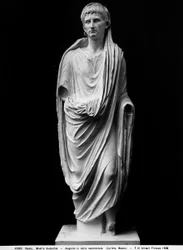 Statue av keiser Augustus i presteklær (marmor)