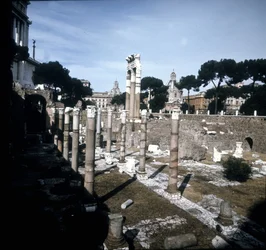 Caesar Forum begynte i -54 f.Kr. og endte under keiser Augustus (Octavian eller Octavian) (63 f.Kr. - 14). Roma.