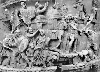 Keiseren ankommer en landsby mens den blir plyndret, detalj fra kolonnen til Marcus Aurelius, AD 180-196 (marmor) (s/hvitt foto)