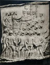 Trajan (98-117) henvender seg til hæren, en rollebesetning hentet fra Trajans kolonne, AD 113 (gips)