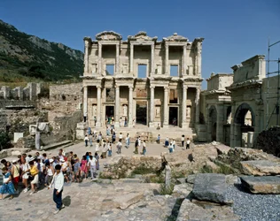 Utsikt over Celsus-biblioteket, bygget i 117. Detalj av frisen