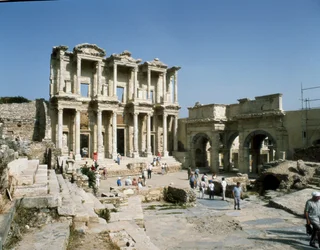 Utsikt over Celsus-biblioteket, bygget i 117. Detalj av frisen