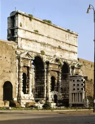 Utsikt over maggiore-porten (major), dette er punktet hvor Claudes akvedukt ender i 38 ap. JC. Roma