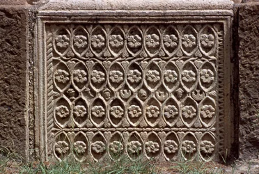 Arkitektonisk fragment med utskåret dekorasjon, høy keiserperiode (27 f.Kr.-395 e.Kr.)