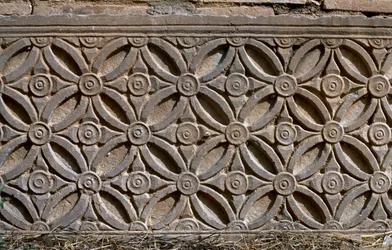 Arkitektonisk fragment med utskåret dekorasjon, høy keiserperiode (27 f.Kr.-395 e.Kr.)