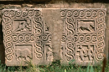 Arkitektonisk fragment med utskåret dekorasjon, høy keiserperiode (27 f.Kr.-395 e.Kr.) (se detalj 267012)