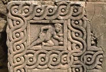 Arkitektonisk fragment med utskåret dekorasjon, detalj, høy keisertid (27 f.Kr.-395 e.Kr.) (se også 267011)
