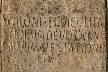 Latinsk inskripsjon med navnet på kolonien Cuicul, High Imperial Period (27 f.Kr.-395 e.Kr.)