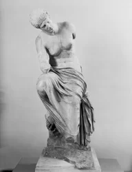 Statue av en sittende muse