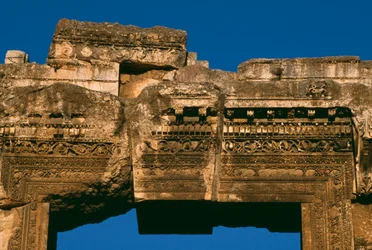 Bacchus-tempelet, detalj av døroverliggeren, høy keiserperiode 27 f.Kr.-395 e.Kr. foto
